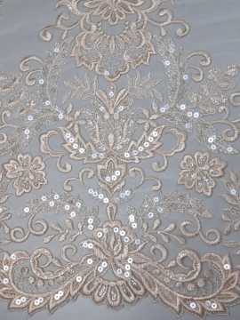 Różowy haft na tiulu HT-69