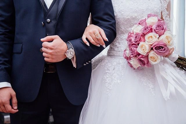Jaki materiał na sukienkę weselną będzie elegancki i wygodny?
